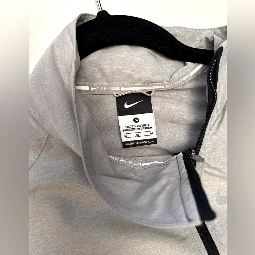 Nike Running gray swoosh Asymmetrical athletic jacket with zipper Sz-M H13‎